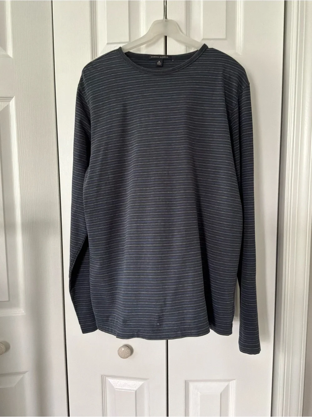 Banana Republic Men’s Crewneck Drk Blue/Grey Striped Long Sleeve T-shirt Medium